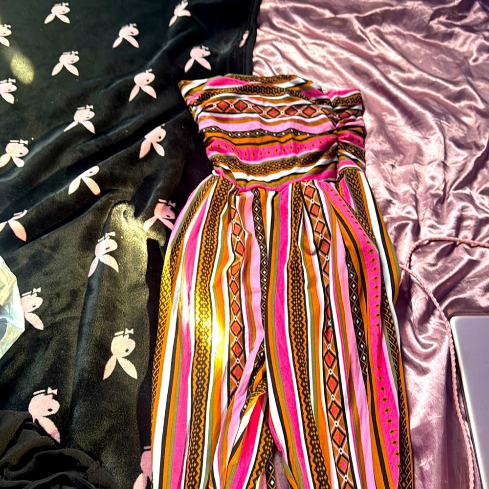 Cute jumpsuit perfect for summer, events ! It’s multicolored size small